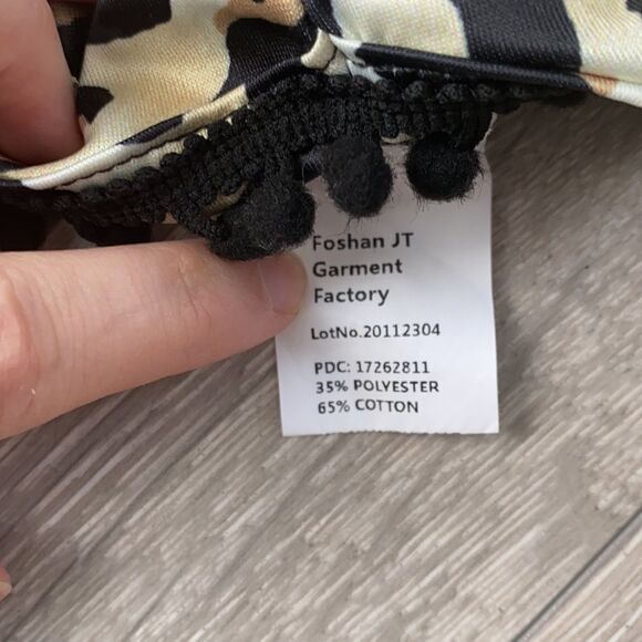 Leopard Romper 3-6 M With Pom Poms - Picture 2 of 2